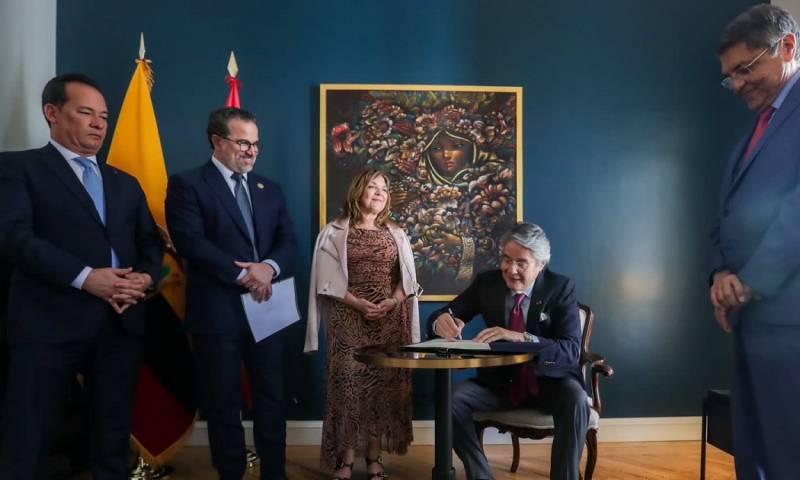 La firma de decreto se realizó en Madrid durante el primer día de la gira que Lasso realiza por España, Bélgica y Estados Unidos / Foto: cortesía Cancillería