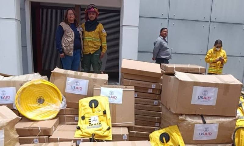 La Embajada de Estados Unidos entregó 122 mochilas para transportar agua y 72 mangueras / Foto: cortesía Embajada de EE.UU.