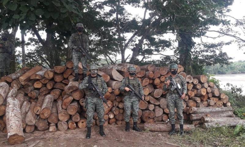 A pesar de los esfuerzos por controlar la situación, el negocio de la balsa continúa / Foto: cortesía FF.AA.