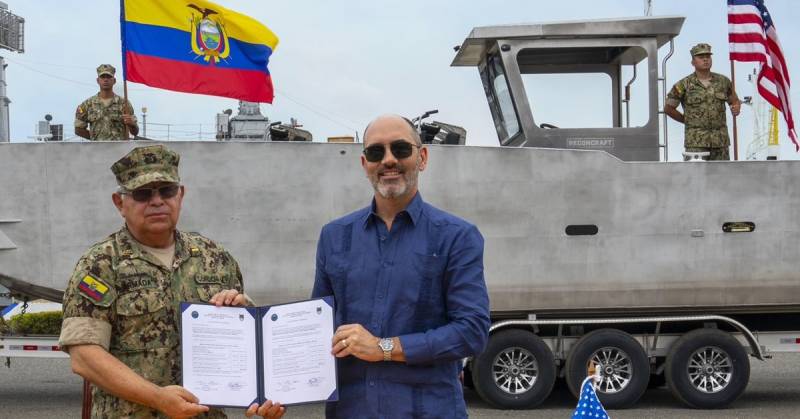 Miguel Córdova, comandante general de la Armada, y Erik Martini, cónsul de Estados Unidos en Ecuador, participaron en la ceremonia / Foto: cortesía Embajada de Estados Unidos