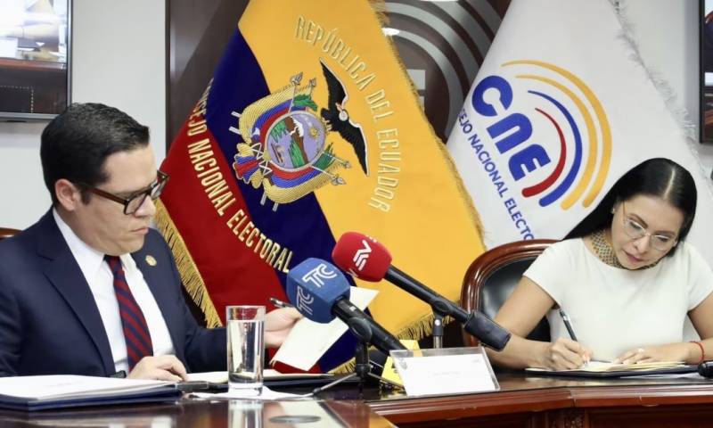 José Julio Neira, director de la UAFE, y Diana Atamaint, presidenta del CNE, firmaron el convenio / Foto: cortesía Diana Atamaint