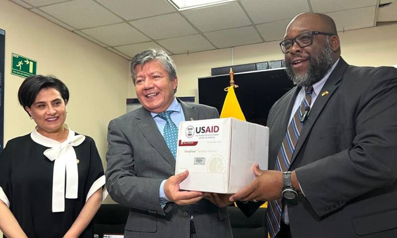 El embajador de Estados Unidos, Arthur Brown, y la canciller Gabriela Sommerfeld participaron en la entrega de los equipos / Foto: cortesía Embajada de Estados Unidos