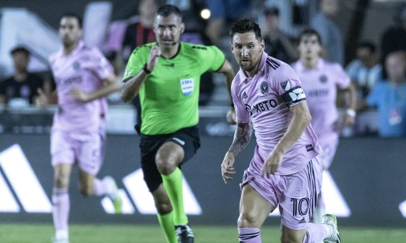 Con su primer doblete en el Inter Miami, Leo Messi deslumbró en la paliza por 4-0 al Atlanta United / Foto: EFE