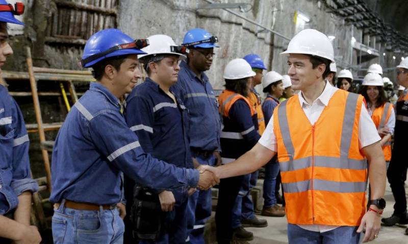 El presidente Daniel Noboa conversó con los técnicos de Toachi Pilatón / Foto: cortesía Presidencia