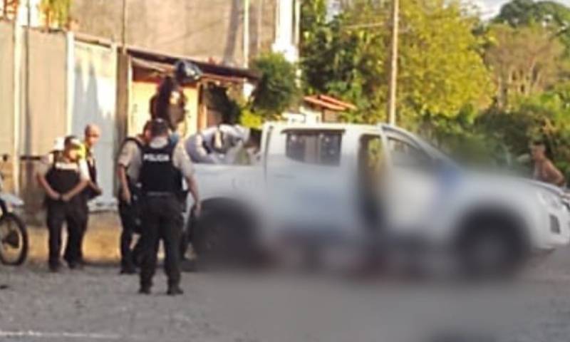 Los cuerpos quedaron tendidos en la vía pública al lado del patrullero policial / Foto: cortesía Policía